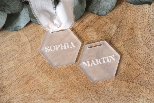 Tischkärtchen / Platzkarte / Namensschild / Gastgeschenk aus Acryl / Form hexagon - personalisiert